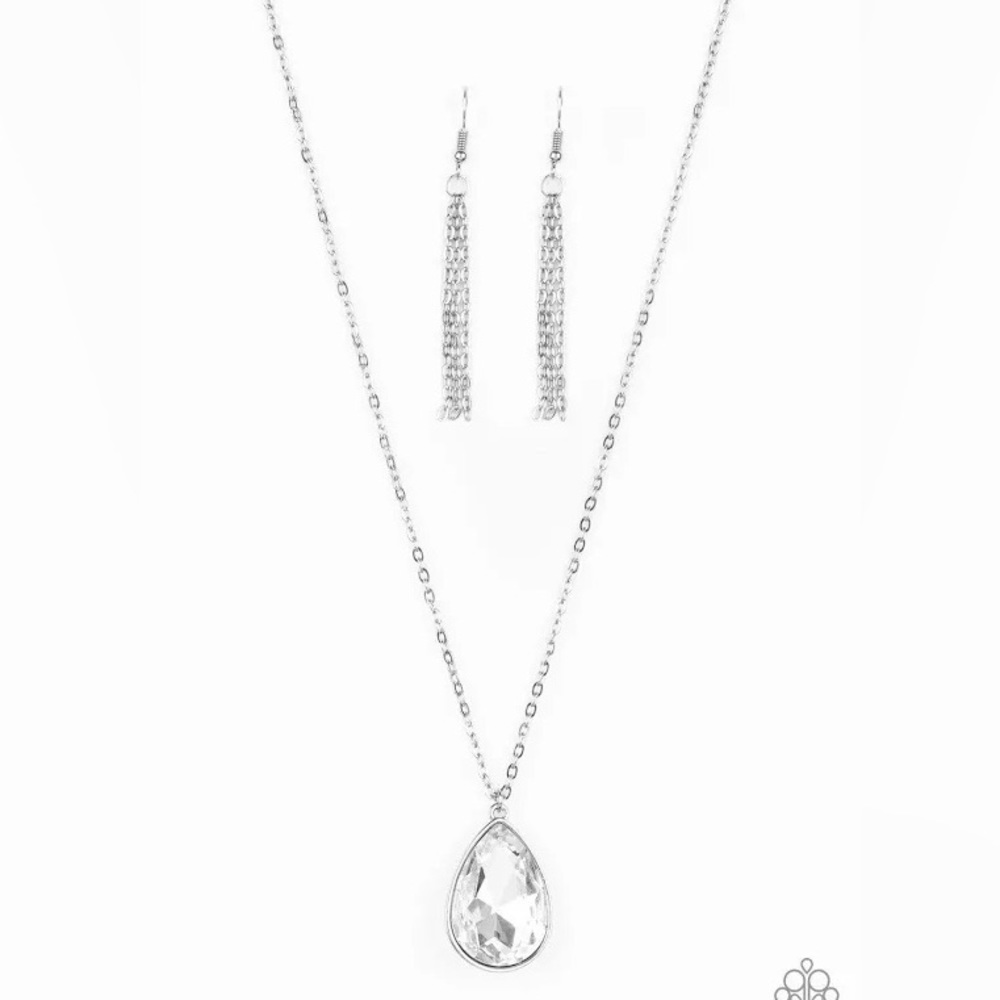 💥3/$15💥Paparazzi So Obvious White Necklace